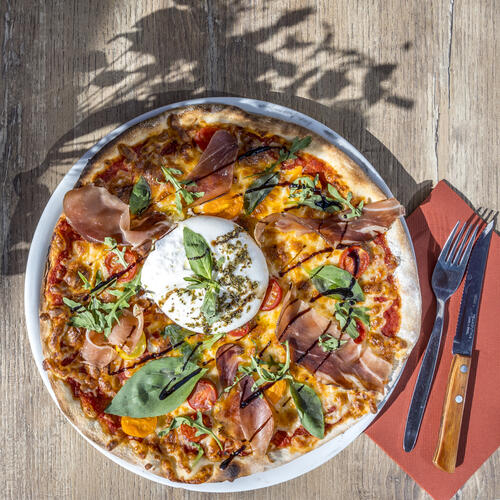 Base tomate, mozzarella, burrata, tomates cerise, speck, roquette